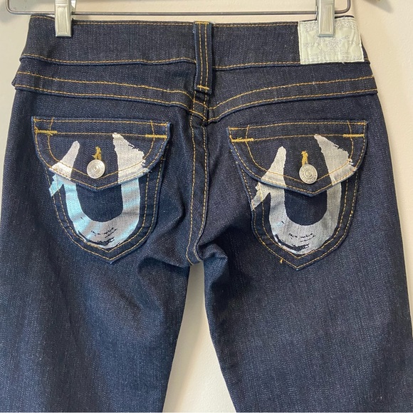 TRUE RELIGION Billy Dark Wash Painted Silver Logo Horseshoe Flap Pockets Jeans - Picture 4 of 15